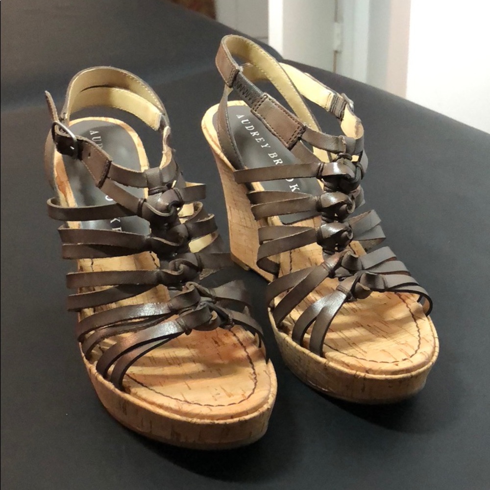 Audrey Brooke size 7 wedges new